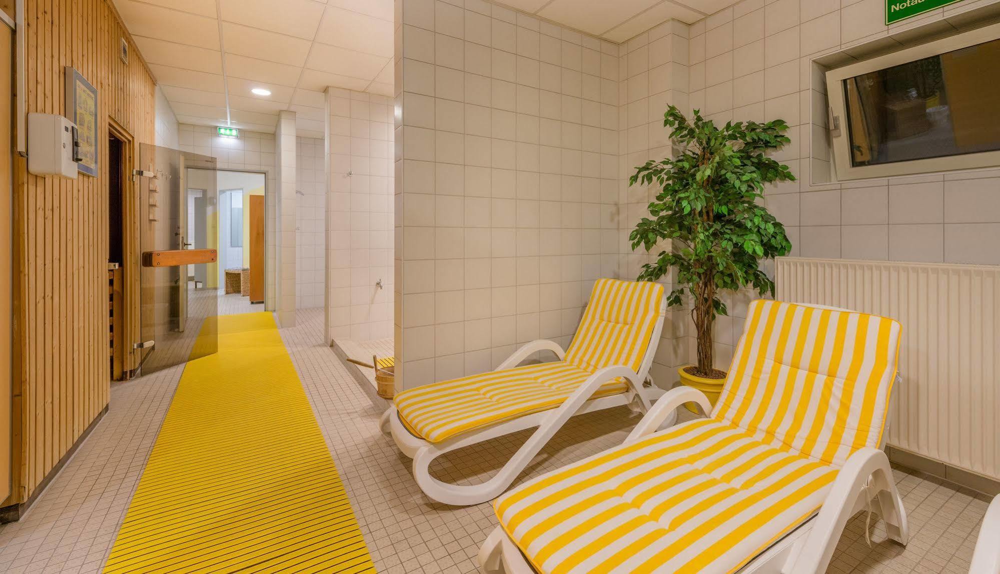 Novina Suedwestpark Hotel 4*